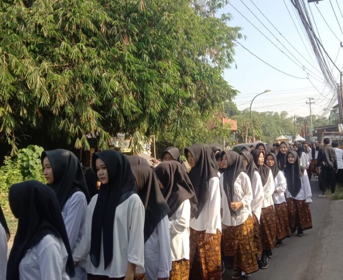 Jalan Sehat Bersama Bapak Bupati Kudus dalam Memperingati Hari Santri Nasional 2025